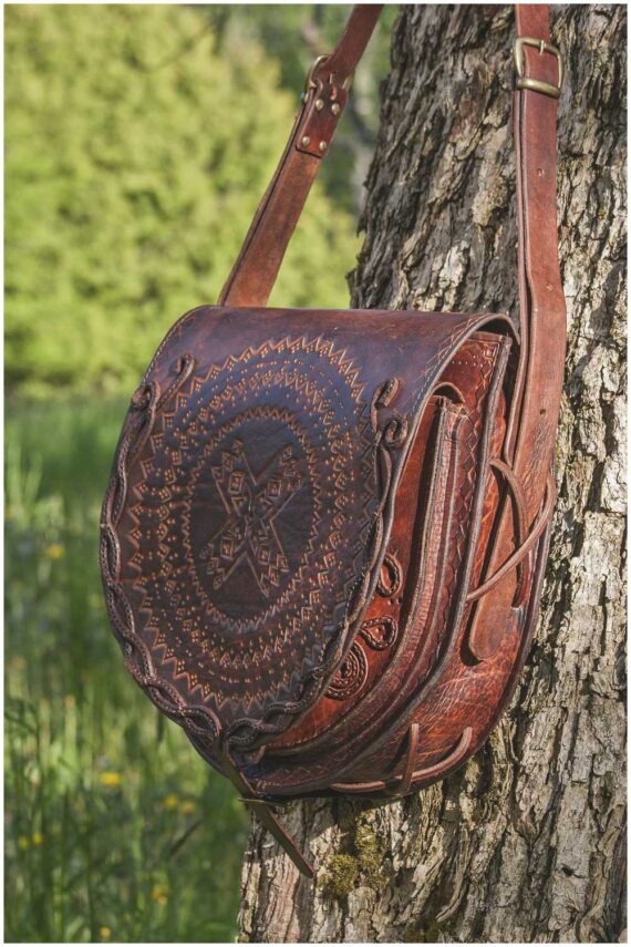 Round shaped shoulder bag in mahogany