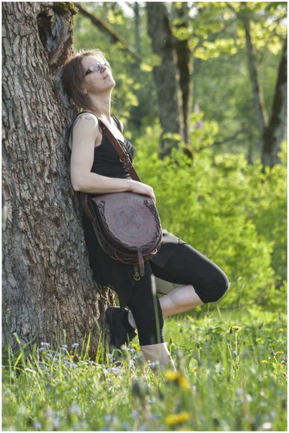 Round shaped shoulder bag in mahogany