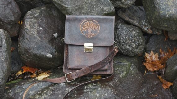 Shoulder bag with an apple tree