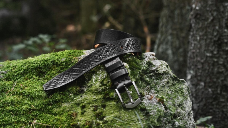 Carved leather belt in black