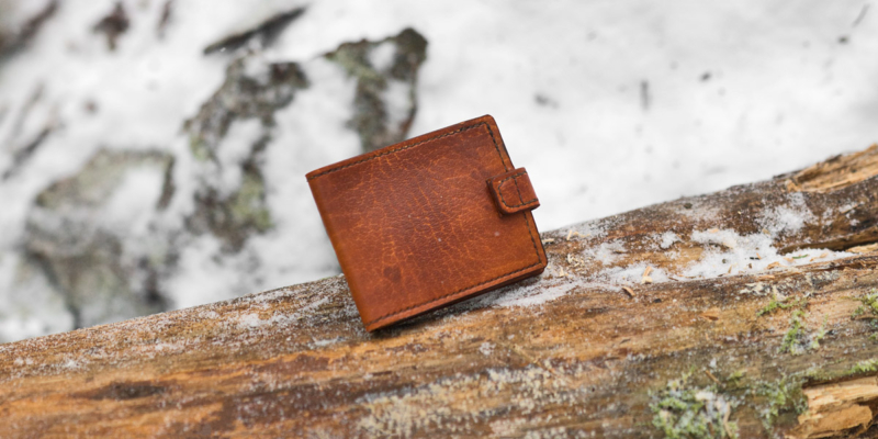 Leather card wallet with six pockets