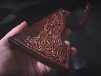 Leather axe sheath for a lady's axe with floral decorations. Color: mahogany.