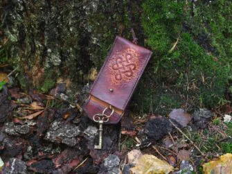 Leather key case with endless knot