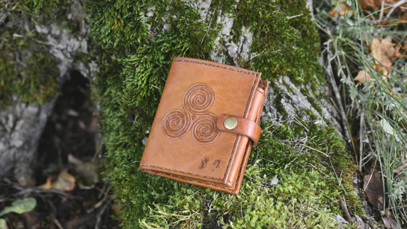 Leather wallet with triskele