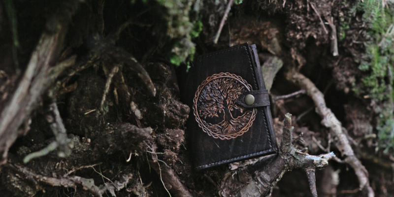 Leather wallet with Yggrdasil